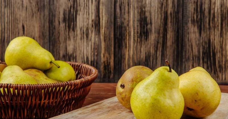 buah pir dapat membuang racun di tubuh ibu hamil - freepik/stockking